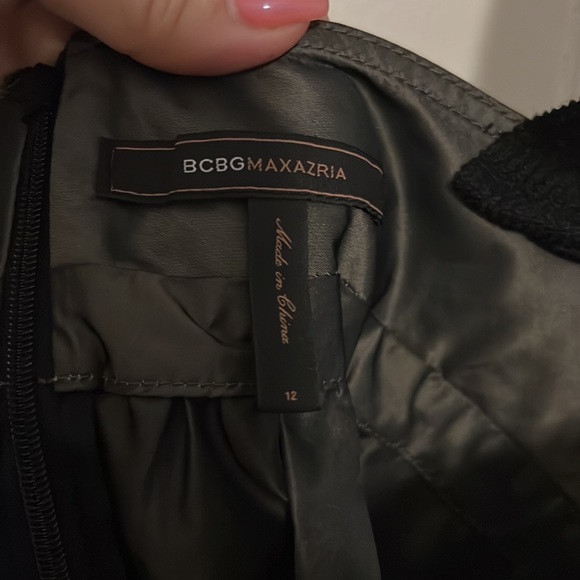 Outrageous BCBG MaxAzria Top size medium excellent condition - Picture 3 of 5